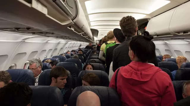 Cosas que las aerolíneas pueden hacer con sus pasajeros