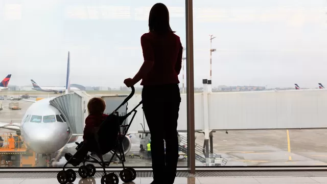 ¿Qué objetos puede llevar una mamá que viaja en avión con su bebé?