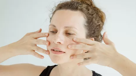 ¿Cómo reducir la papada y prevenir las arrugas con masajes faciales?